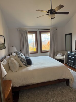 3 chambres, bureau, fer et planche à repasser, lit parapluie