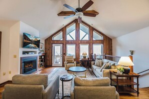 Smart-tv, eldstad och böcker