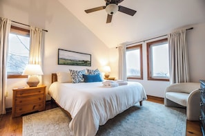 3 habitaciones, escritorio y tabla de planchar con plancha 
