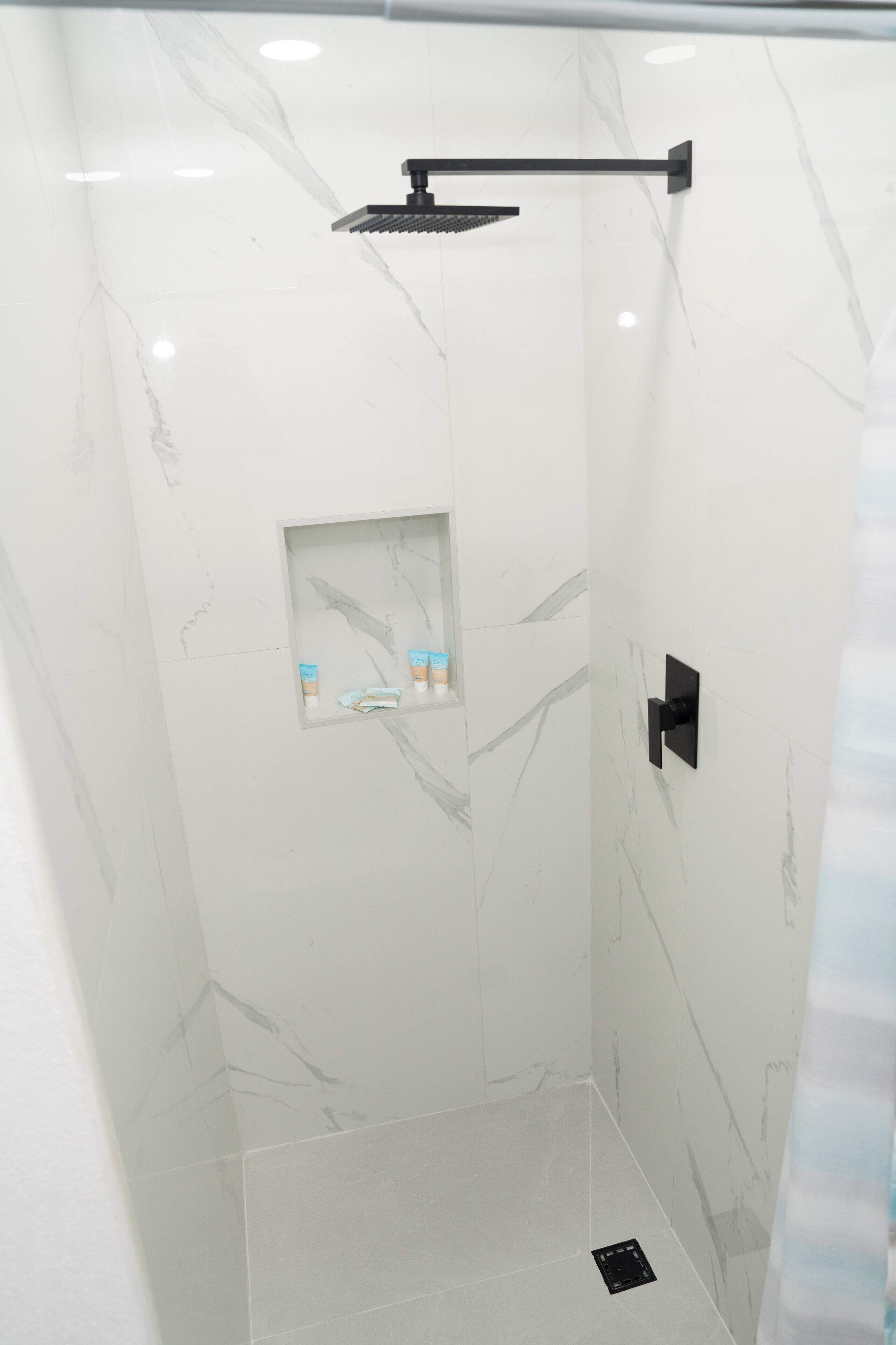 Douche, sèche-cheveux, serviettes fournies, savon