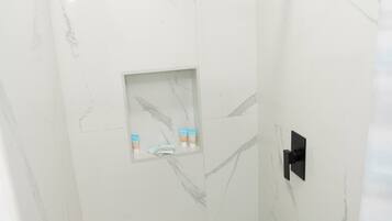 Douche, sĂšche-cheveux, serviettes fournies, savon