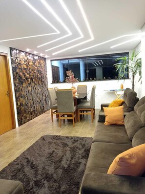 65 インチの薄型テレビ (ケーブル放送視聴可)、Netflix、ストリーミングサービス