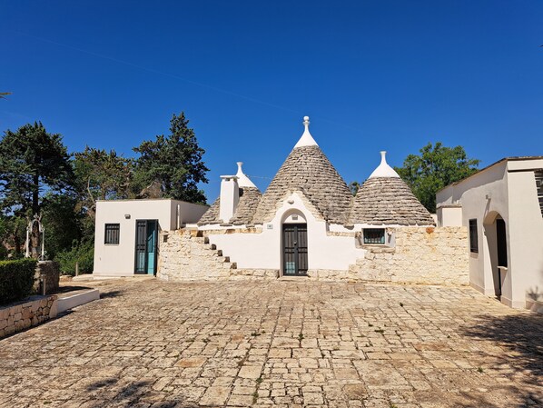 Exterior - Trullo near Ostuni quiet with fenced heated pool with Starlink wifi (Latiano)