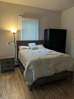 1 室のベッドルーム、セーフティボックス (室内)、インターネット