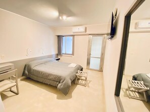 1 habitación, caja de seguridad en la habitación y escritorio