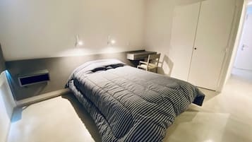 1 habitación, caja de seguridad en la habitación y escritorio