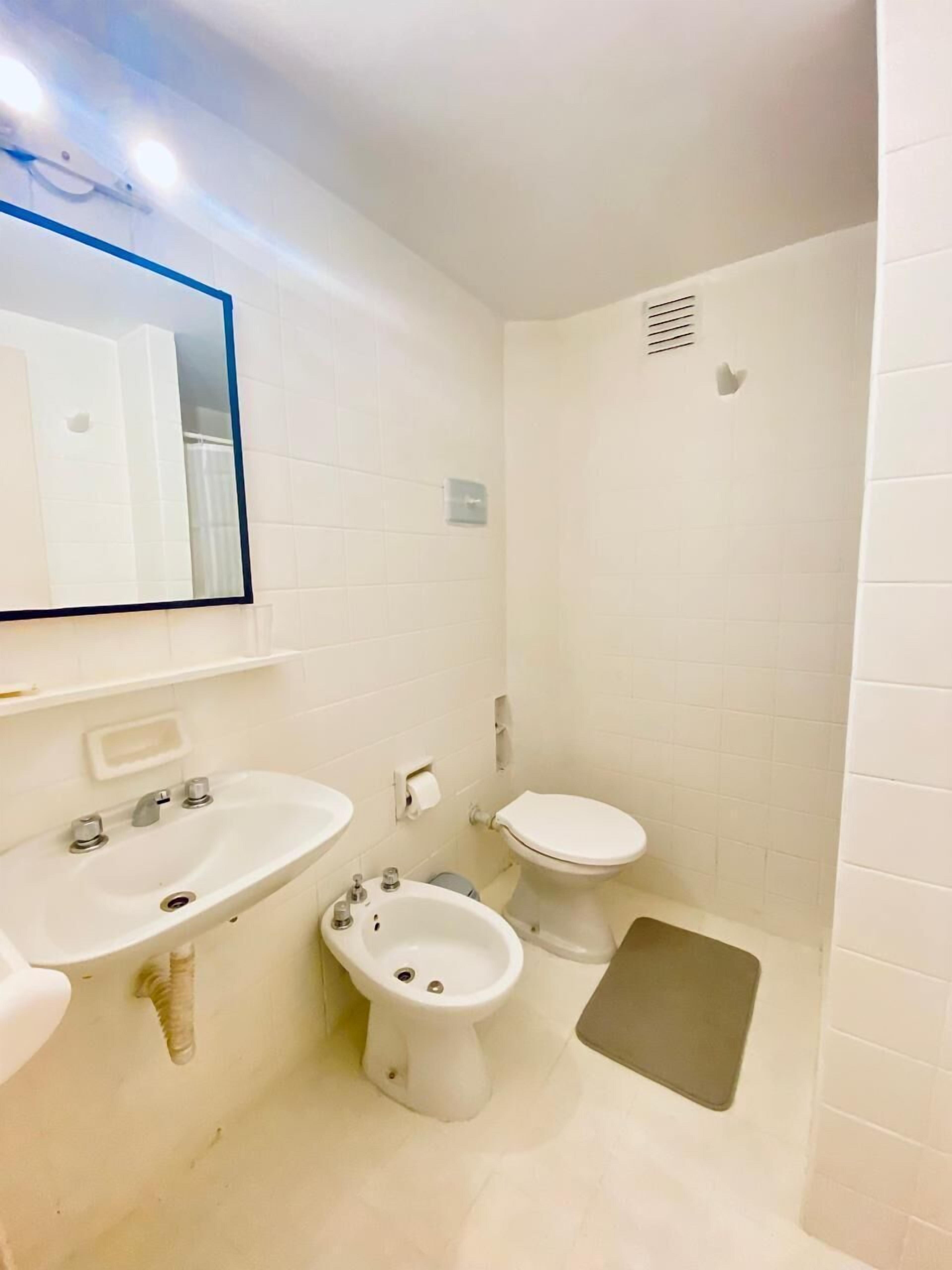 毛巾、肥皂、洗发水、卫生纸