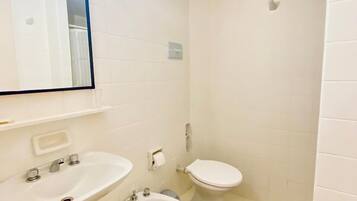 Tuala disediakan, sabun, syampu, tisu tandas