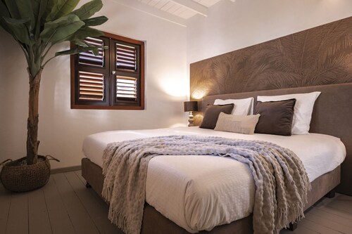 Deluxe honeymoon bungalow with private pool @ Botanique Dive Resort