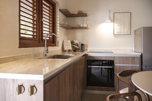 Een koelkast, een oven, een kookplaat, een vaatwasser