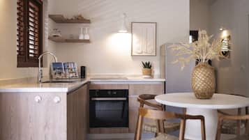 Een koelkast, een oven, een kookplaat, een vaatwasser