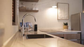 Een koelkast, een oven, een kookplaat, een vaatwasser