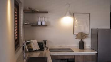 Een koelkast, een oven, een kookplaat, een vaatwasser