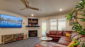 Smart-TV, peis og bøker