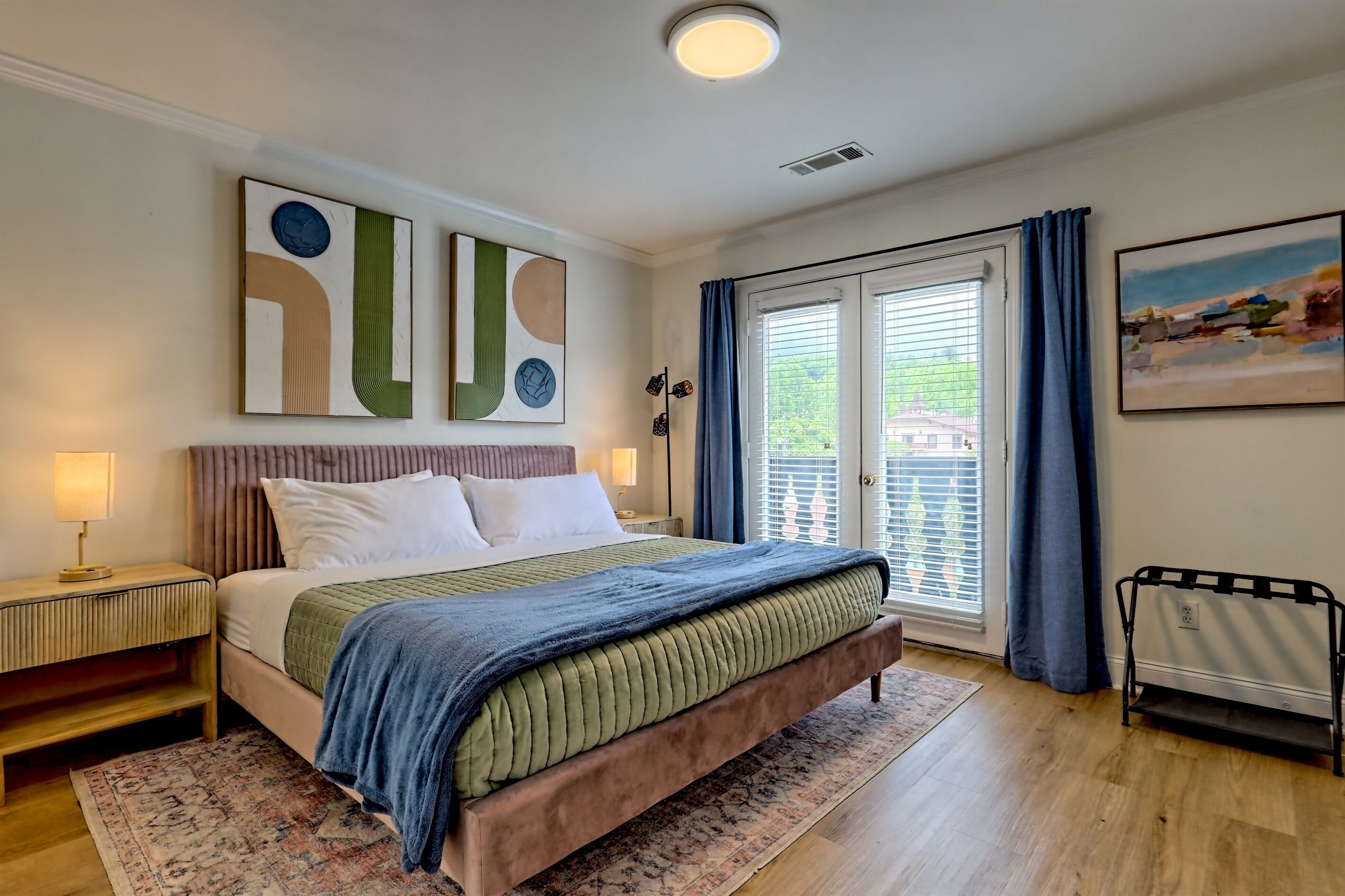 3 habitaciones, escritorio y tabla de planchar con plancha 