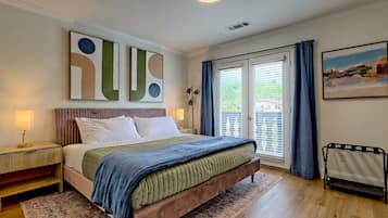 3 soverom, skrivebord, strykejern/-brett og reiseseng for barn