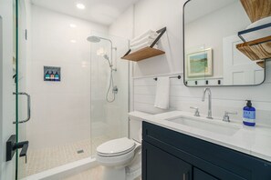 Douche, sèche-cheveux, serviettes fournies