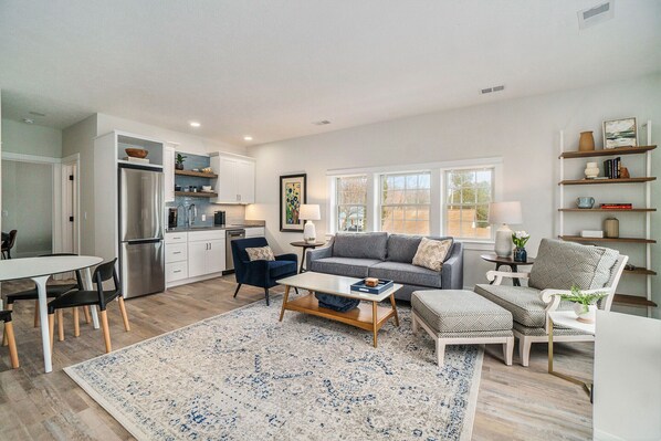 Een smart-tv en boeken