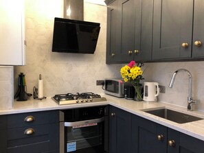 Refrigerador, microondas, horno y tetera eléctrica 