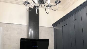 Réfrigérateur, micro-ondes, four, bouilloire électrique
