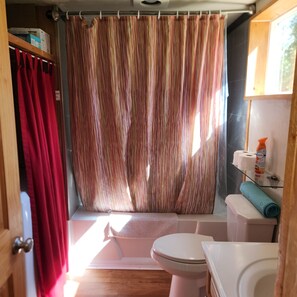 Serviettes fournies, savon, papier toilette