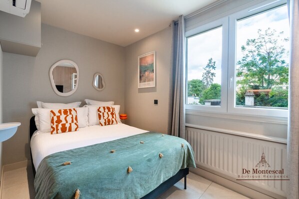 Iron/ironing board, travel cot, free WiFi, bed sheets