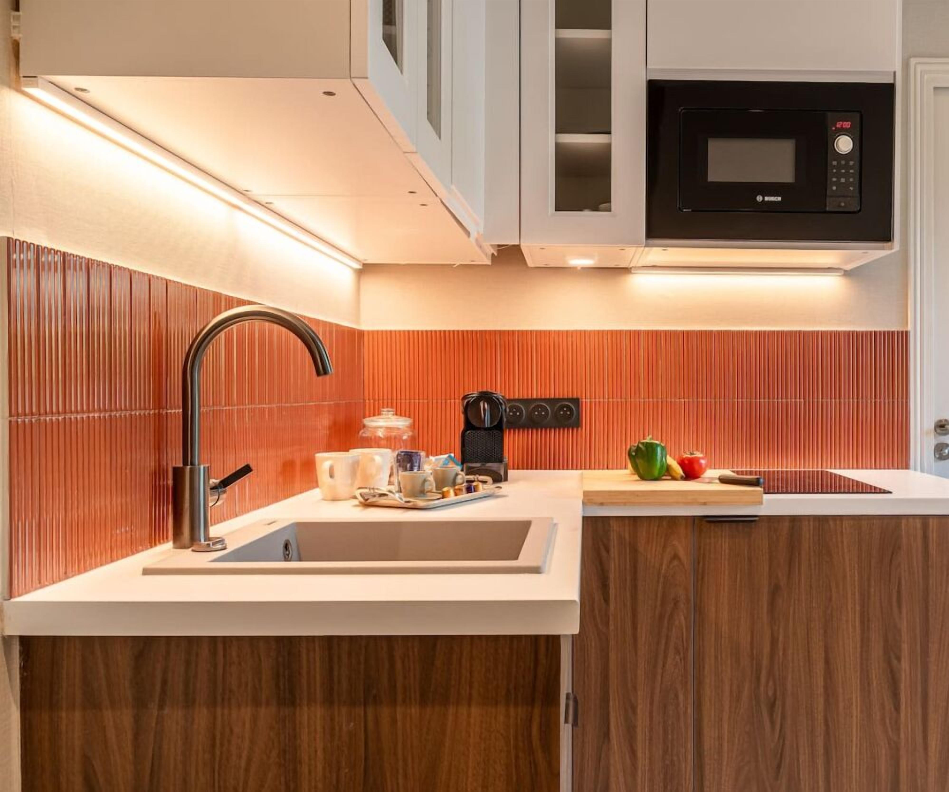 Fridge, microwave, dishwasher, coffee/tea maker