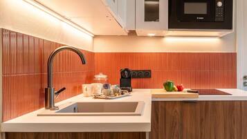 冷蔵庫、電子レンジ、食器洗い機、コーヒー / ティーメーカー