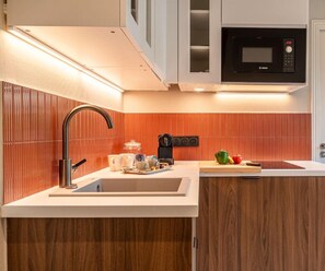 Réfrigérateur, micro-ondes, lave-vaisselle, cafetière/bouilloire