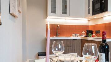 Réfrigérateur, micro-ondes, lave-vaisselle, cafetière/bouilloire