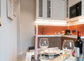 Réfrigérateur, micro-ondes, lave-vaisselle, cafetière/bouilloire