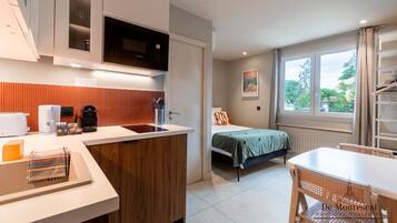Iron/ironing board, travel crib, free WiFi, bed sheets
