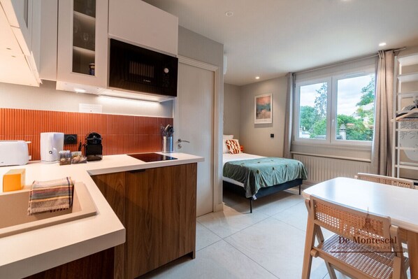 Fer et planche à repasser, lit parapluie, Wi-Fi gratuit, draps fournis