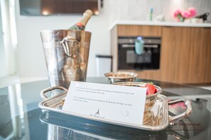 Fridge, microwave, dishwasher, coffee/tea maker - De Montescal - Hot tub & A/C Apartment (Paris)