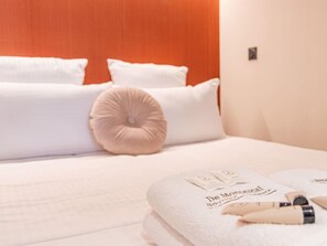 Travel crib, WiFi, bed sheets