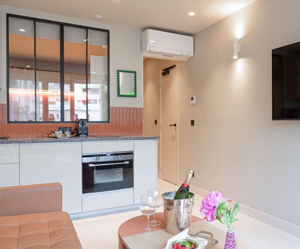 Fridge, microwave, stovetop, dishwasher