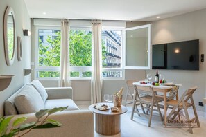 TV - De Montescal AC Hot tub Apartment (Paris)