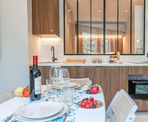Fridge, microwave, stovetop, dishwasher