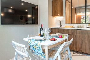 Dining - De Montescal AC Hot tub Apartment (Paris)