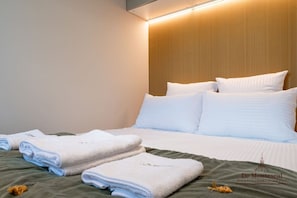 Iron/ironing board, travel crib, WiFi, bed sheets