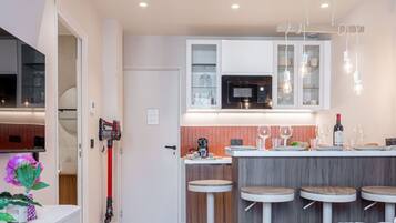 Fridge, microwave, stovetop, dishwasher