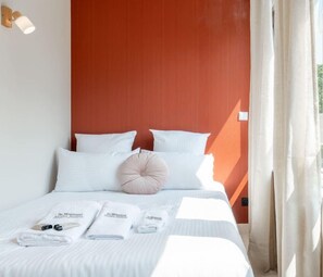 2 chambres, fer et planche à repasser, lit de bébé portatif