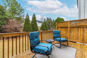 Property grounds - Ideal Short or Mid-Term 3B/2B Rental Townhome in N. Raleigh–Near RTP/Cary/Durham (Raleigh)