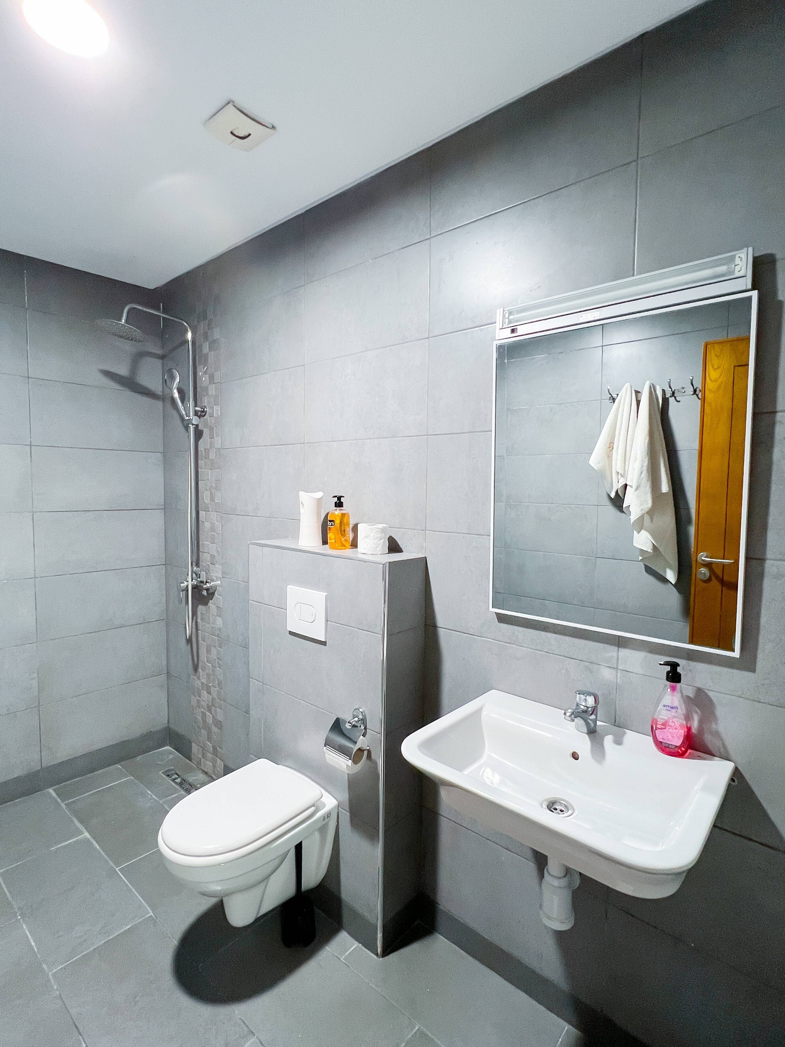 Ein modernes Badezimmer mit Dusche, Toilette und Waschbecken.