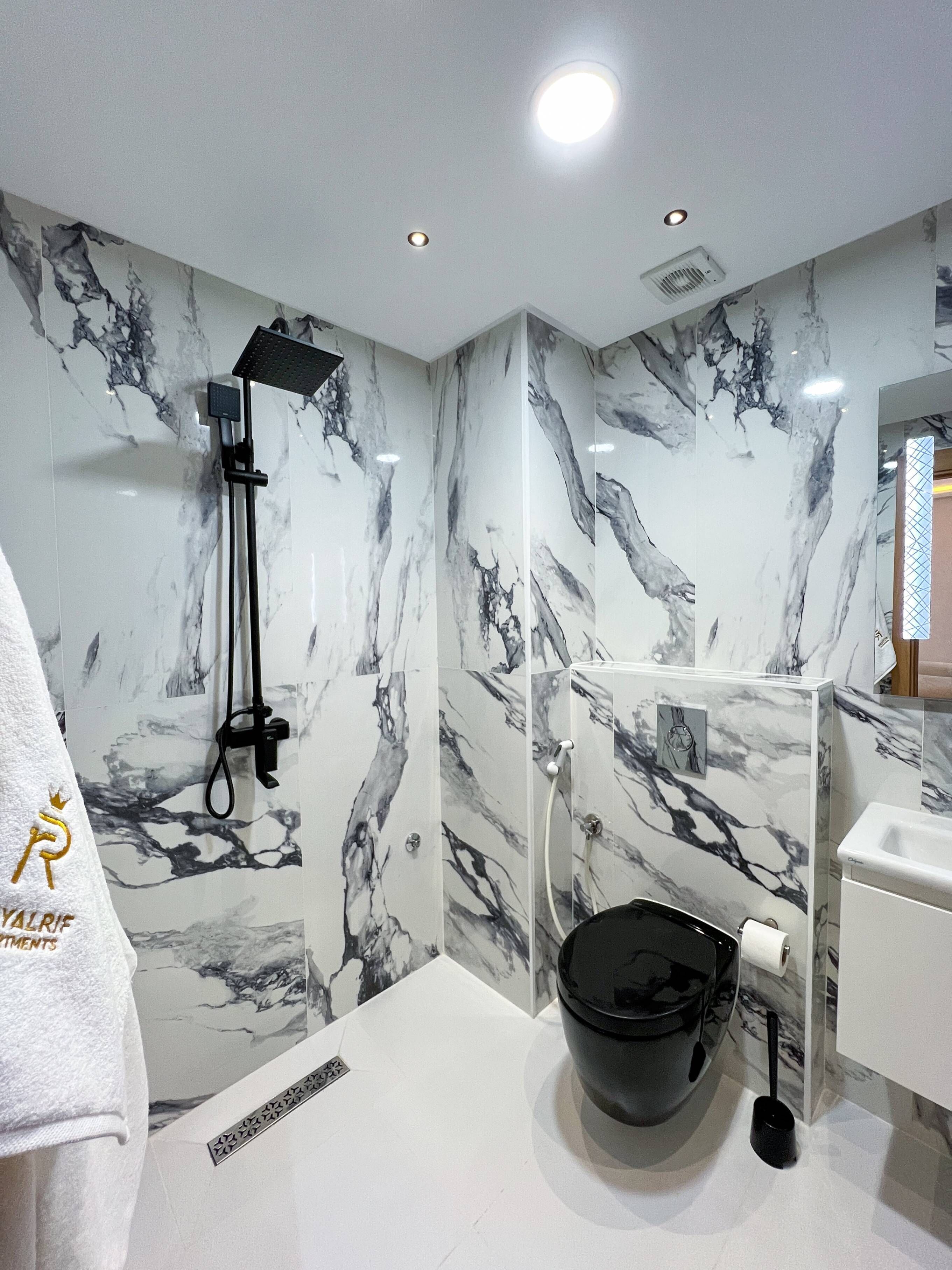 Apartamento luxo | Banheiro | Toalhas de banho, papel higiênico
