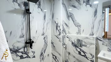 Apartamento luxo | Banheiro | Toalhas de banho, papel higiênico