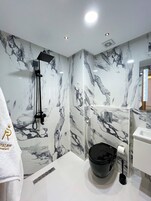 Deluxe Apartment | Bathroom | Towels, toilet paper