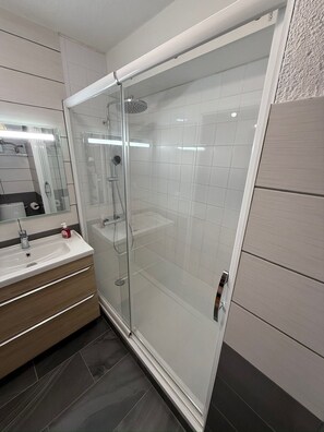Douche, sèche-cheveux, serviettes fournies, papier toilette