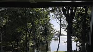A view of a grassy area with trees and a body of water. - The Flathead Cottage: Family-Friendly Lake Fort Gibson Retreat (Hulbert)