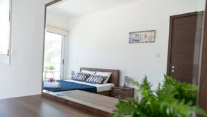 Une chambre à coucher avec un lit, une table de chevet et une porte.